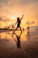 uma grupo do ásia mulheres dançando balé juntos e dentro uníssono antes a festival começa em a de praia foto