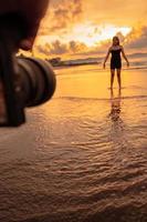 uma Câmera fotografias a ásia mulher fazendo uma balé dança solitário em a de praia foto