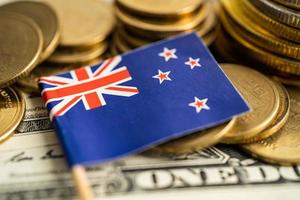 pilha de dinheiro de moedas com bandeira da nova zelândia, conceito de banca de finanças. foto
