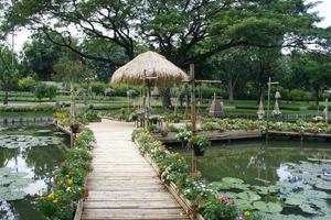 ponte com uma cabana e flores nela foto