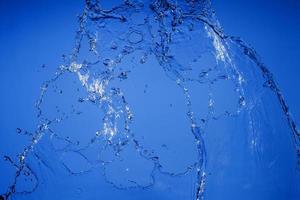 queda água em uma azul fundo foto