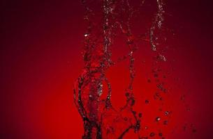 queda água em uma vermelho fundo foto