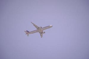 avião no céu foto