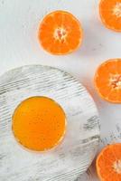 suco de laranja com sementes de manjericão foto