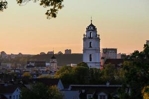 panorama do velho Cidade do vilnius com visível st. John's torre do vilnius universidade dentro a capital do Lituânia foto