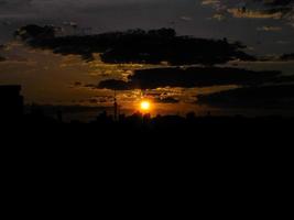 outono pôr do sol vermelho com um céu roxo foto