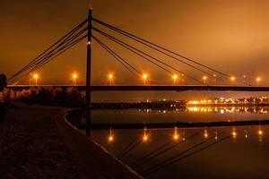 cidade noturna com reflexo de casas no rio foto