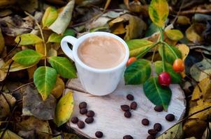 copo do Preto café espresso em uma de madeira toco, vintage tonificação foto