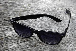 óculos de sol em madeira foto