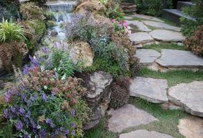 escadas de pedra e flores foto