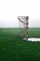 gol de futebol em um campo foto