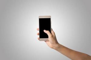 mão segurando um smartphone com tela em branco foto
