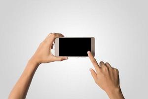 mão segurando um smartphone com tela em branco foto