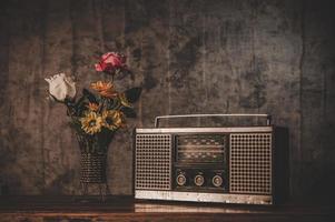 natureza morta com um receptor de rádio retrô e vasos de flores foto