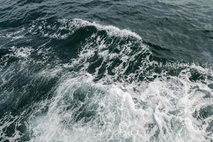 ondas do oceano causadas por barcos foto