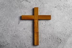cruz religiosa feita de madeira de dominó foto