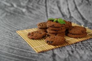 uma pilha de biscoitos em um painel de madeira em uma mesa de madeira foto