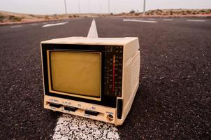 televisão conjunto em a estrada foto