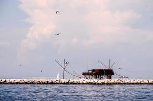 redes de pesca à beira-mar foto