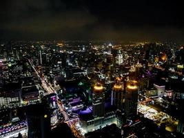 paisagem urbana à noite foto