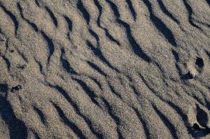 ondas dentro a areia foto