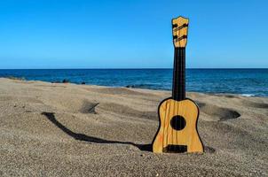 ukelele em a areia foto