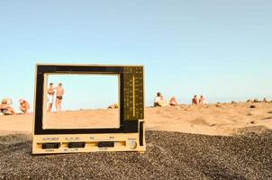 vintage televisão em a areia foto