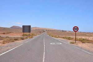 estrada através a deserto foto