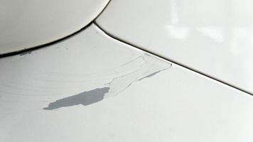 pintura arranhões do branco carros em a lado do a carro. fundo do a acidente a partir de uma menor colisão. foto