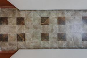 pedra e cerâmico chão azulejos textura dentro corredor, Visão a partir de acima foto