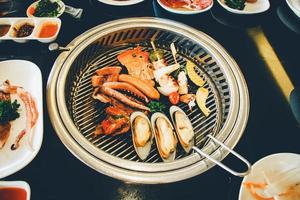 comida na churrasqueira coreana, carne e vegetais foto