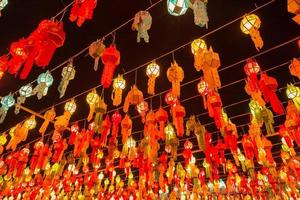 colorida luminária e lanterna dentro loi Krathong wat phra este Haripunchai lamphun Tailândia foto