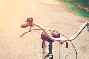 guiador vintage bicicleta em rua estrada com vintage tonificado foto