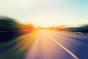 abstrato movimento borrão do a estrada com luz solar foto
