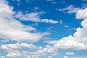 branco nuvens dentro a azul céu foto