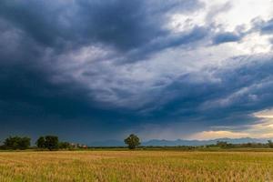 campo e tempestade Nuvens de chuva foto