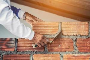 cimento pedreiros e estucador, tijolo para construção foto