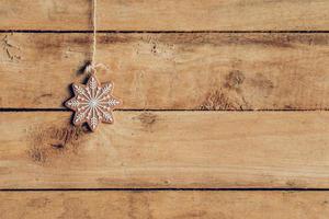 Natal decoração suspensão em madeira fundo textura com cópia de espaço. foto