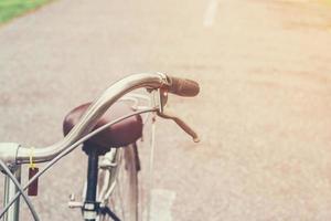 guiador vintage bicicleta em rua estrada com vintage tonificado foto