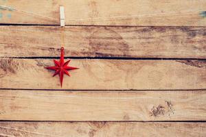 ornamental vermelho estrelas suspensão em de madeira para Natal fundo com espaço foto