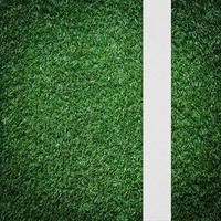 branco listra em a verde futebol campo a partir de topo Visão foto