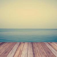 madeira mar índigo cor e suave onda com vintage efeito foto