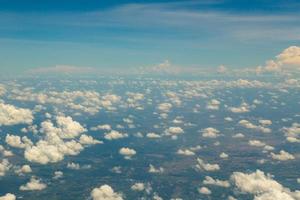 Visão acima nuvens e azul céu em avião. foto