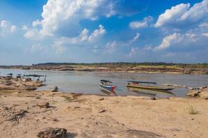 barco às sam phan bok dentro Tailândia foto