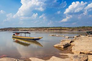 barco às sam phan bok dentro Tailândia foto