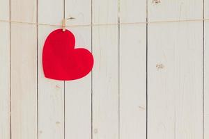 em branco vermelho coração suspensão em branco madeira com espaço para namorados e Casamento fundo. foto