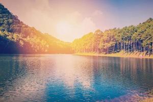 lagoa água e nascer do sol com vintage efeito. foto