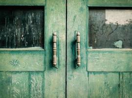 velho de madeira portas pintado dentro verde foto