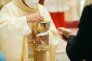 sacerdote comemoro massa às a Igreja foto