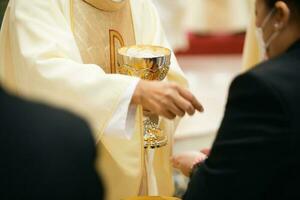 sacerdote comemoro massa às a Igreja foto